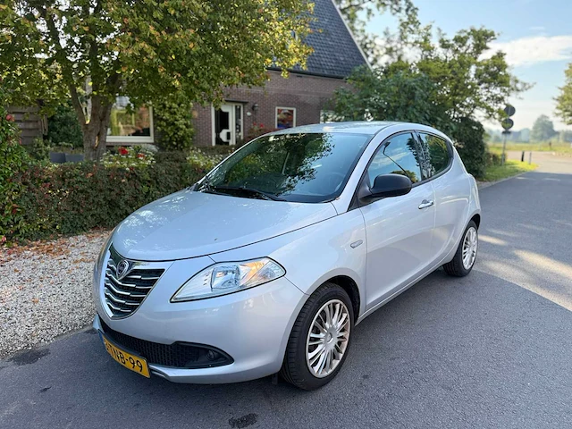 Lancia - 2014 - ypsilon - 0.9 twinair silver + - 3-tnb-99 - afbeelding 1 van  8