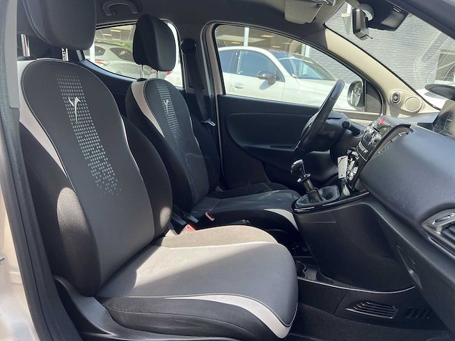 Lancia ypsilon 0.9 ta elefantino + 2014 | 6-xdt-55 - afbeelding 21 van  23