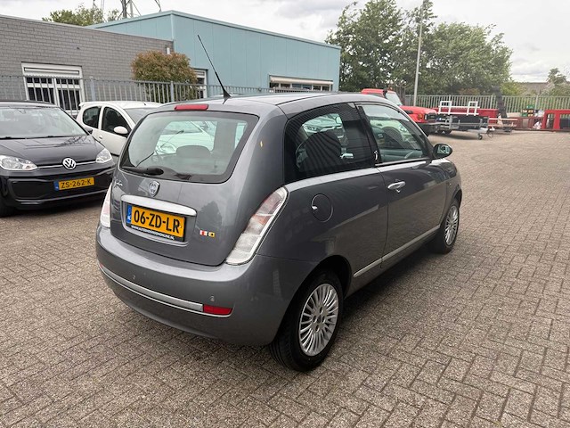 Lancia ypsilon 1.2 argento | 06-zd-lr i - afbeelding 2 van  16