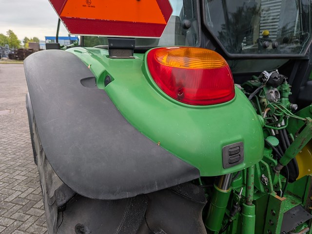 Land- of bosbouwtrekker, john deere, 5080r, 2010, met voorlader en schepbak - afbeelding 4 van  37