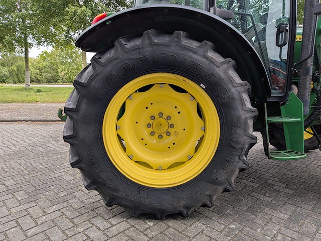 Land- of bosbouwtrekker, john deere, 5080r, 2010, met voorlader en schepbak - afbeelding 11 van  37