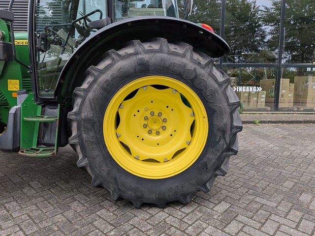 Land- of bosbouwtrekker, john deere, 5080r, 2010, met voorlader en schepbak - afbeelding 13 van  37