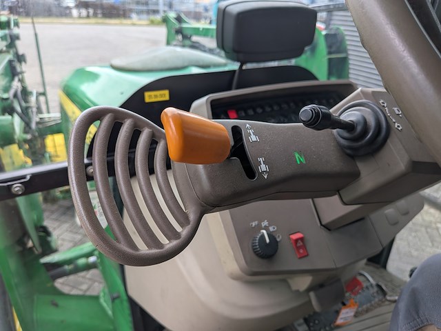 Land- of bosbouwtrekker, john deere, 5080r, 2010, met voorlader en schepbak - afbeelding 18 van  37