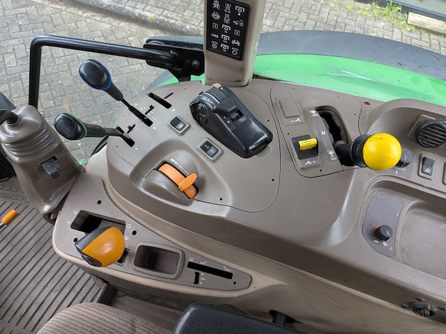 Land- of bosbouwtrekker, john deere, 5080r, 2010, met voorlader en schepbak - afbeelding 24 van  37