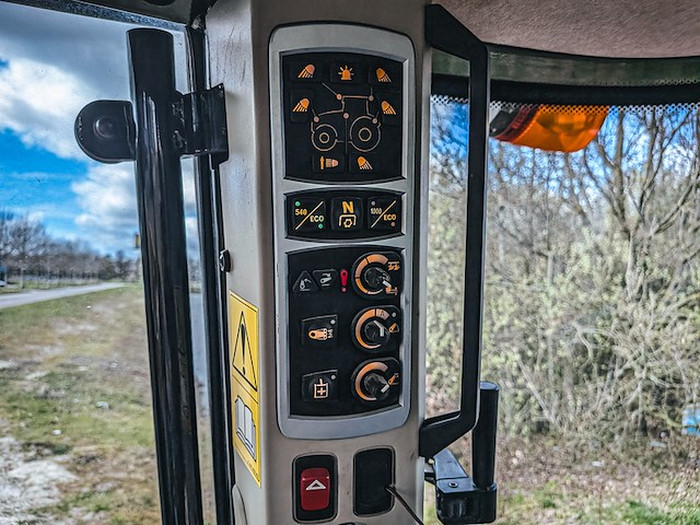 Land- of bosbouwtrekker, massey ferguson, 5711 sl, 2016, met voorlader, ålö mf 946 - afbeelding 32 van  44