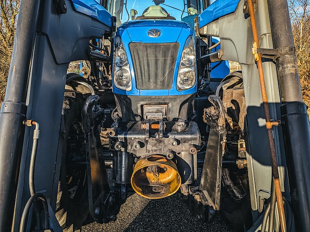 Land- of bosbouwtrekker met voorlader new holland, t6060, bouwjaar 2006 - afbeelding 10 van  30