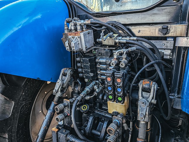 Land- of bosbouwtrekker met voorlader new holland, t6060, bouwjaar 2006 - afbeelding 14 van  30