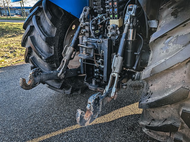 Land- of bosbouwtrekker met voorlader new holland, t6060, bouwjaar 2006 - afbeelding 15 van  30