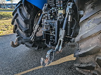 Land- of bosbouwtrekker met voorlader new holland, t6060, bouwjaar 2006 - afbeelding 15 van  30