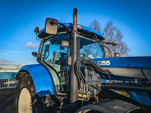 Land- of bosbouwtrekker met voorlader new holland, t6060, bouwjaar 2006 - afbeelding 17 van  30