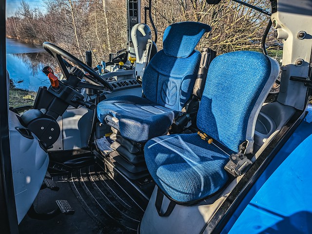 Land- of bosbouwtrekker met voorlader new holland, t6060, bouwjaar 2006 - afbeelding 19 van  30