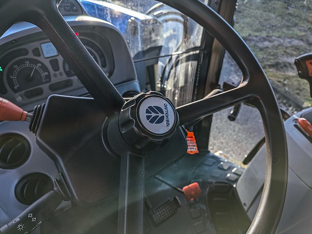 Land- of bosbouwtrekker met voorlader new holland, t6060, bouwjaar 2006 - afbeelding 20 van  30