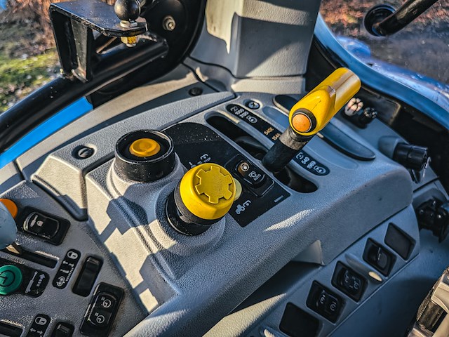 Land- of bosbouwtrekker met voorlader new holland, t6060, bouwjaar 2006 - afbeelding 24 van  30