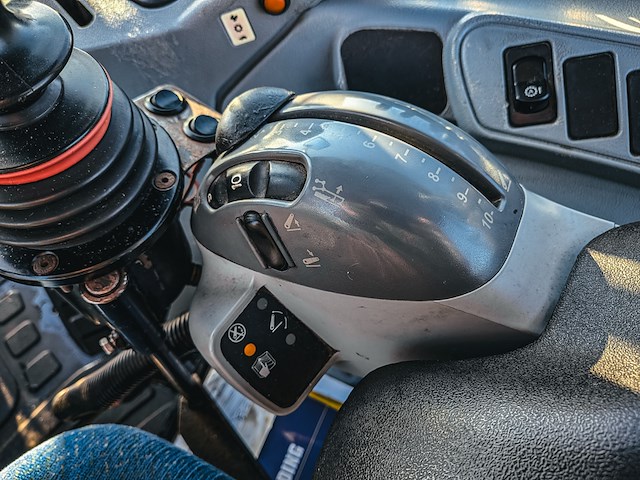 Land- of bosbouwtrekker met voorlader new holland, t6060, bouwjaar 2006 - afbeelding 25 van  30