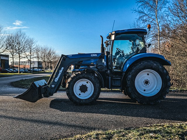 Land- of bosbouwtrekker met voorlader new holland, t6060, bouwjaar 2006 - afbeelding 2 van  30