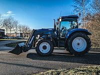 Land- of bosbouwtrekker met voorlader new holland, t6060, bouwjaar 2006 - afbeelding 2 van  30