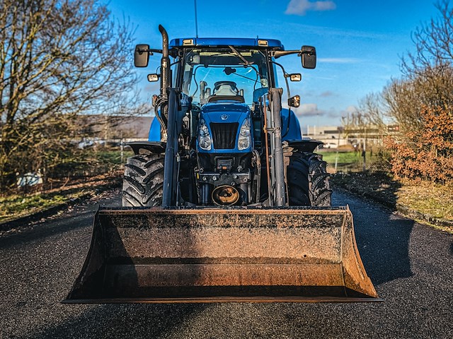 Land- of bosbouwtrekker met voorlader new holland, t6060, bouwjaar 2006 - afbeelding 8 van  30
