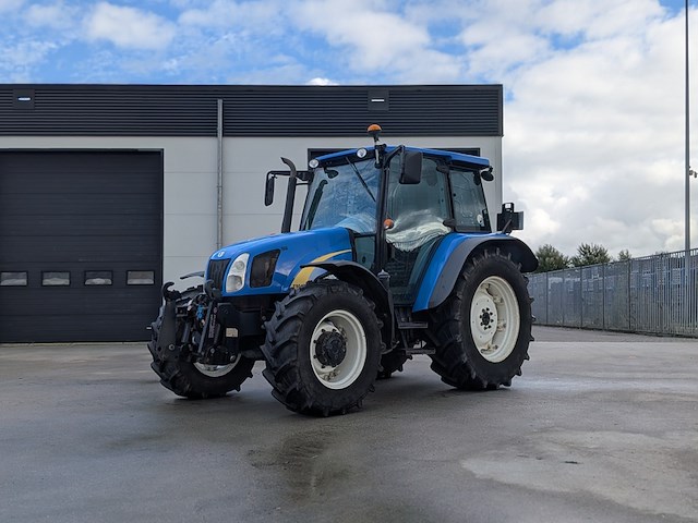Land- of bosbouwtrekker, new holland, t5040, 2010 - afbeelding 1 van  33