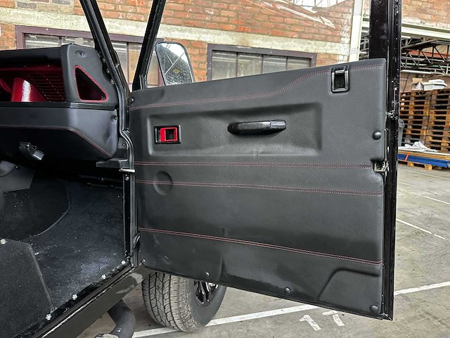 Land rover defender 90 v8 ls3-motor 430pk 1996 - afbeelding 28 van  36