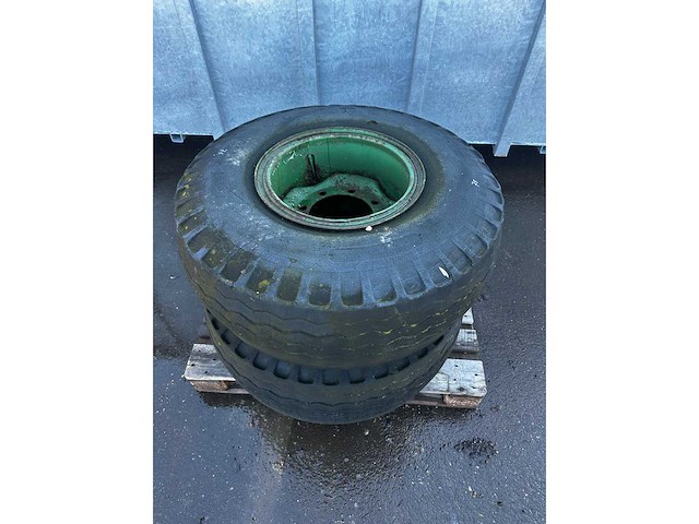 Landbouwbanden met velg 8-gaats (2x) - afbeelding 1 van  1