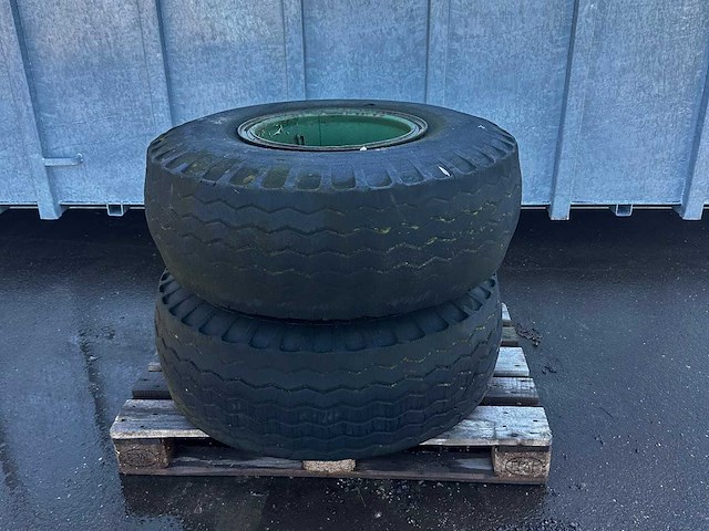 Landbouwbanden met velg 8-gaats (2x) - afbeelding 1 van  3