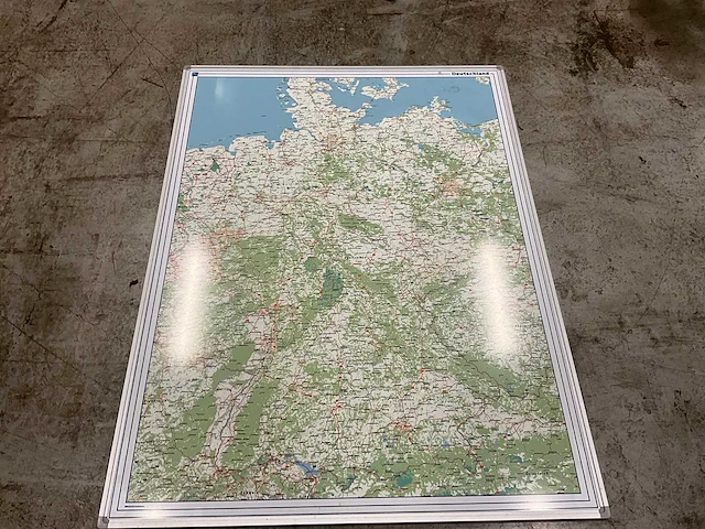 Landkaart van duitsland wegenkaart op whiteboard - afbeelding 2 van  5