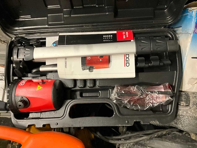 Landmeter en divers - afbeelding 1 van  4