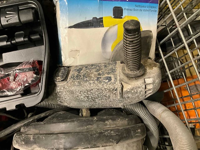 Landmeter en divers - afbeelding 2 van  4