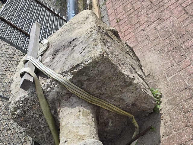Lantaarnpaal voorzien van led lamp bouwlamp - afbeelding 2 van  4