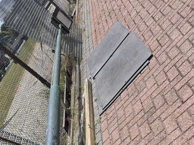 Lantaarnpaal voorzien van led lamp bouwlamp - afbeelding 3 van  4