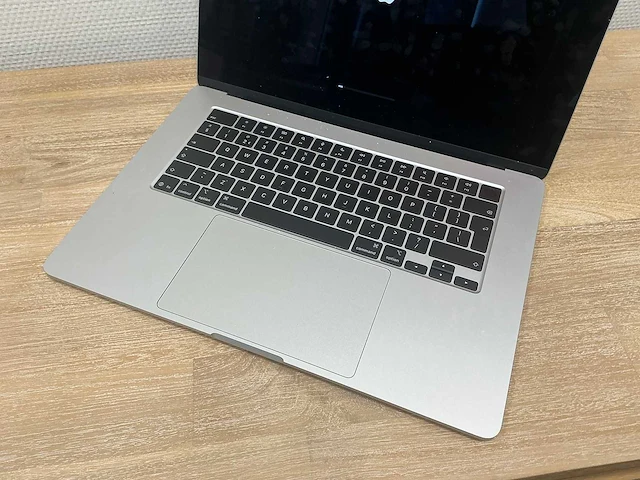 Laptop - apple inc. - mac16,13 - afbeelding 3 van  4