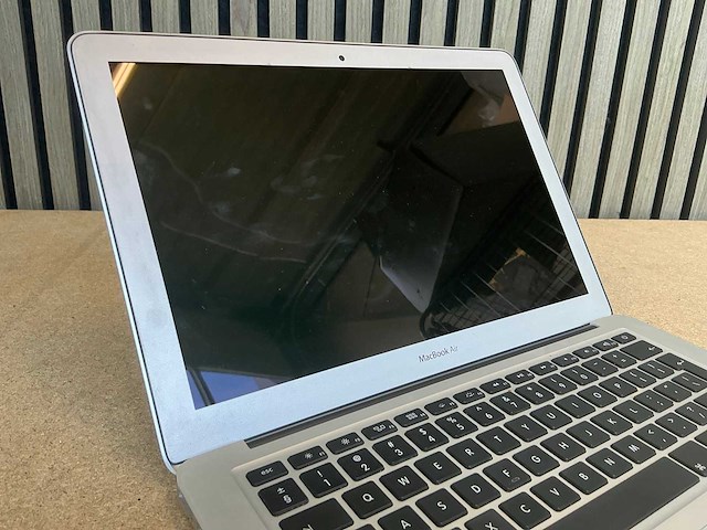 Laptop - apple inc. - macbookair7,2 - afbeelding 2 van  4