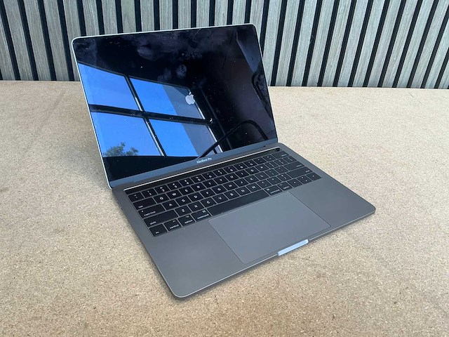 Laptop - apple inc. - macbookpro14,2 - afbeelding 1 van  6