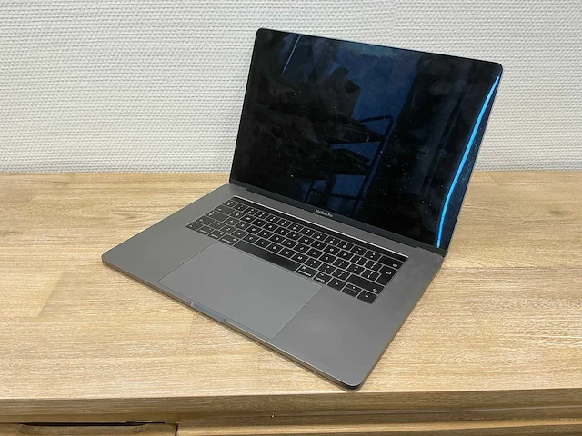 Laptop - apple inc. - macbookpro14,3 - afbeelding 2 van  4