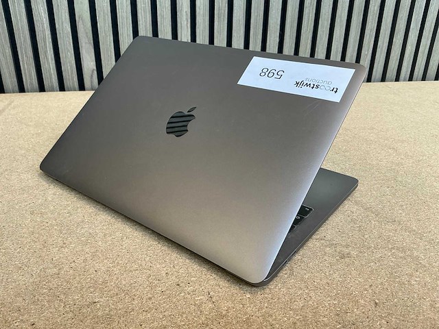 Laptop - apple inc. - macbookpro15,2 - afbeelding 4 van  6