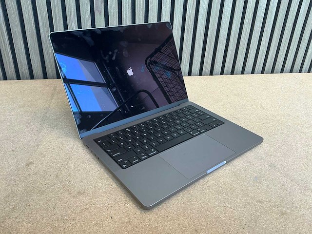 Laptop - apple inc. - macbookpro18,3 - afbeelding 1 van  7