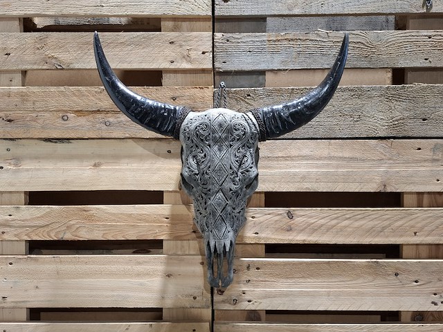Large hand gegraveerde smoked buffalo schedel, 2024 - afbeelding 1 van  9