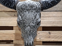Large hand gegraveerde smoked buffalo schedel, 2024 - afbeelding 3 van  9