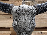 Large hand gegraveerde smoked buffalo schedel, 2024 - afbeelding 4 van  9