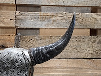 Large hand gegraveerde smoked buffalo schedel, 2024 - afbeelding 5 van  9