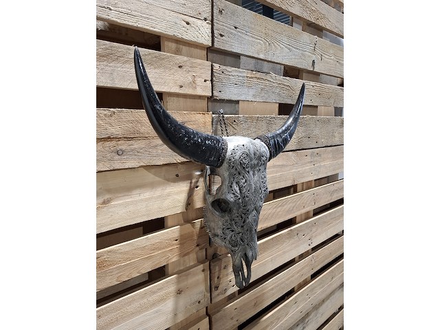 Large hand gegraveerde smoked buffalo schedel, 2024 - afbeelding 6 van  9