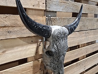 Large hand gegraveerde smoked buffalo schedel, 2024 - afbeelding 6 van  9