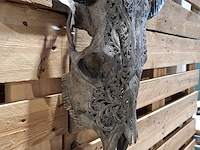 Large hand gegraveerde smoked buffalo schedel, 2024 - afbeelding 7 van  9