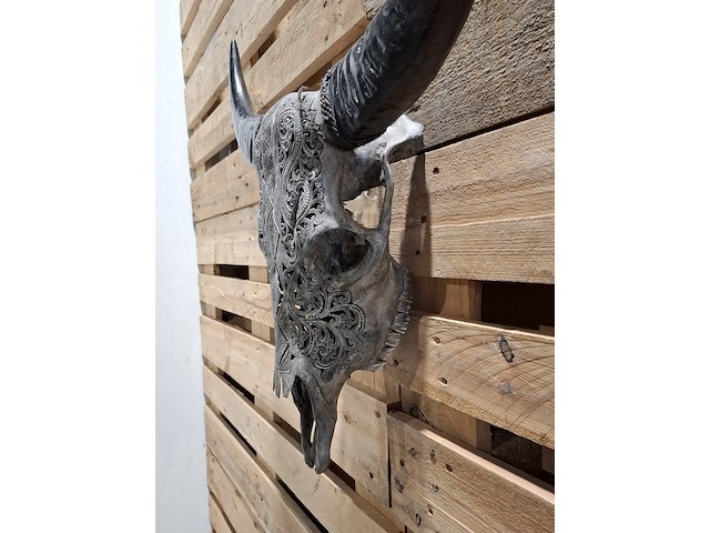 Large hand gegraveerde smoked buffalo schedel, 2024 - afbeelding 9 van  9