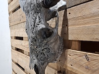 Large hand gegraveerde smoked buffalo schedel, 2024 - afbeelding 9 van  9