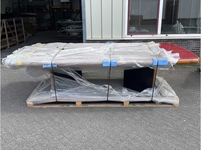 Large maritime red table 325cm with robust black frame and wooden legs for ships - afbeelding 6 van  6