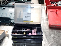 Lasbenodigdheden in 2 organisers.
