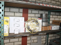 Lasdraad op schap w.o. forpex 2 en it-sg2. ruim 10 rollen. - afbeelding 1 van  3