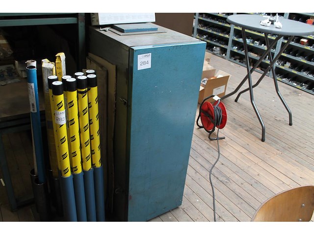 Laselektrodekast gevuld met grote hoeveelheid elektrodes. afmeting kast 43 x 57 x 118 cm. - afbeelding 1 van  5