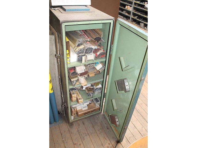 Laselektrodekast gevuld met grote hoeveelheid elektrodes. afmeting kast 43 x 57 x 118 cm. - afbeelding 2 van  5